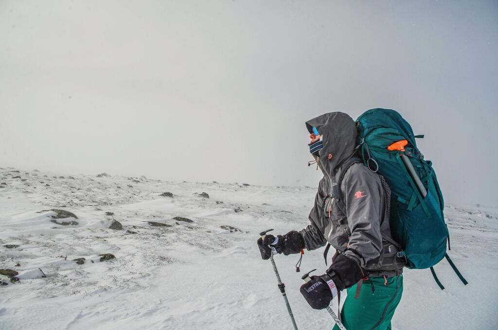 Selv om speidere skal klare seg med så få hjelpemidler som mulig, krever noen friluftsaktiviteter fort en del utstyr. Trikset er å ha solide klær som tåler mye. Her lærer vi deg triksene for å kle deg smart.